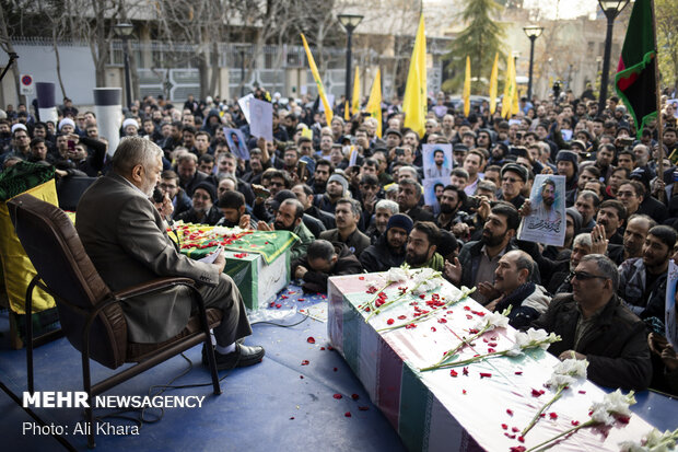 مداحی حاج منصور ارضی در مراسم تشییع شهید مدافع حرم محمدجعفر حسینی و شهید غلامحسین براتعلی جانباز جنگ تحمیلی در بازار تهران