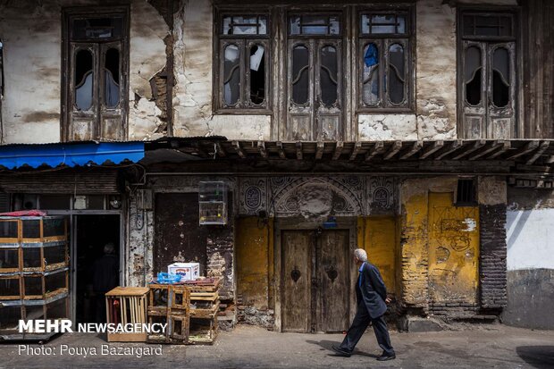 «پیرسرا»؛ که به«گذرپیرسرا» هم مشهور است از ابتدای سبزه میدان آغاز می شود و تا خیابان سردارجنگل ادامه دارد.این محله که از محله های قدیم شهر رشت است و میزبان مغازه های کوچک و بزرگ صنایع دستی گیلان است.