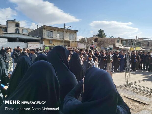 صوبہ کرمان میں شہید قاسم سلیمانی کے گھر پر عزاداروں کا اجتماع