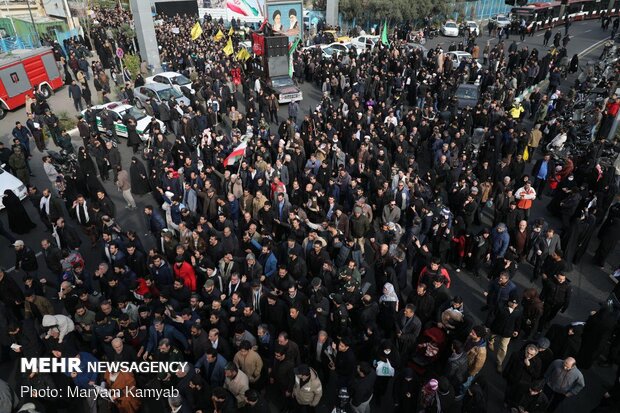 مسيرات جماهيرية في طهران تنديداً بجريمة اغتيال سليماني