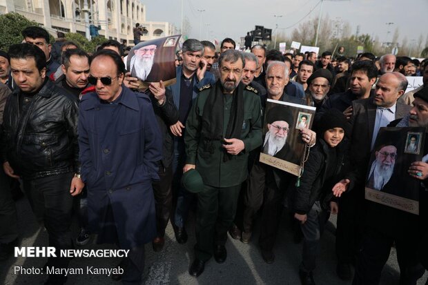 مسيرات جماهيرية في طهران تنديداً بجريمة اغتيال سليماني