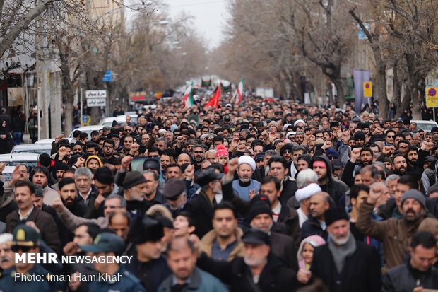 People in Hamedan hold massive anti-US rally over Gen. Soleimani assassination