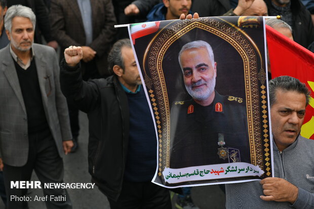 Elborz eyaletinde vatandaşlar ABD'nin terör saldırsını kınamak için sokaklarda