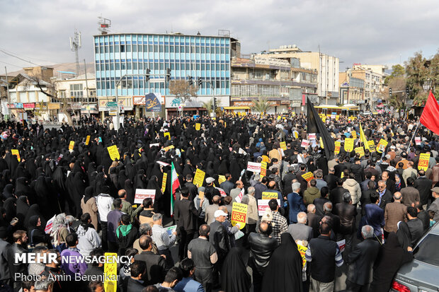 راهپیمایی مردم شیراز در محکومیت ترور شهید حاج قاسم سلیمانی