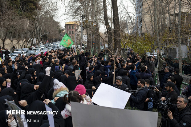 تجمع مقابل دفتر سازمان ملل در تهران