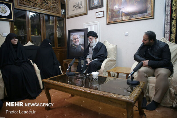 حضور رهبر معظم انقلاب در منزل شهید سپهبد قاسم سلیمانی