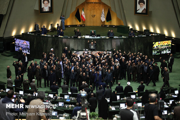 رددوا هتافات الموت لأمريكا في البرلمان الإيراني