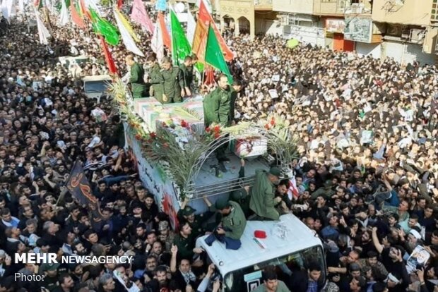 چفیه های مردان و زنان خوزستان به پیکر مطهر حاج قاسم متبرک شد