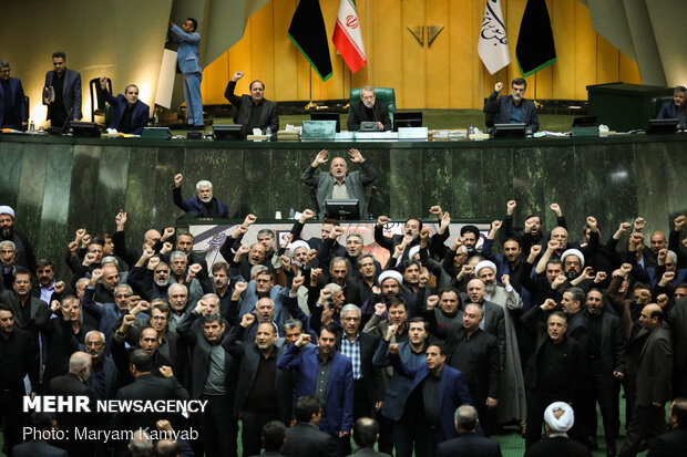رددوا هتافات الموت لأمريكا في البرلمان الإيراني