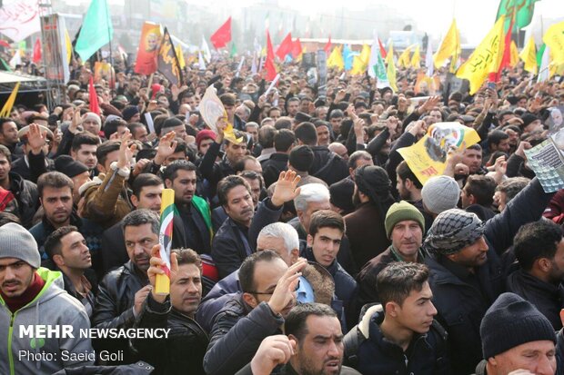 مردم عزادار مشهد در انتظار تشییع پیکر شهید سپهبد قاسم سلیمانی