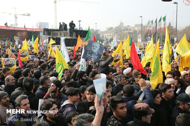 حشود غفيرة في مشهد تشارك في تشييع جثماني الشهيدين "سليماني" و"المهندس"