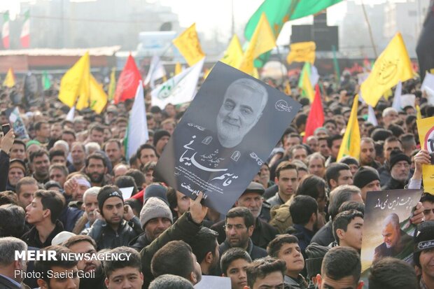 حشود غفيرة في مشهد تشارك في تشييع جثماني الشهيدين "سليماني" و"المهندس"