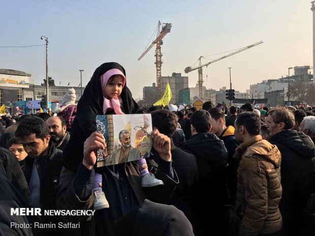حشود غفيرة في مشهد تشارك في تشييع جثماني الشهيدين "سليماني" و"المهندس"