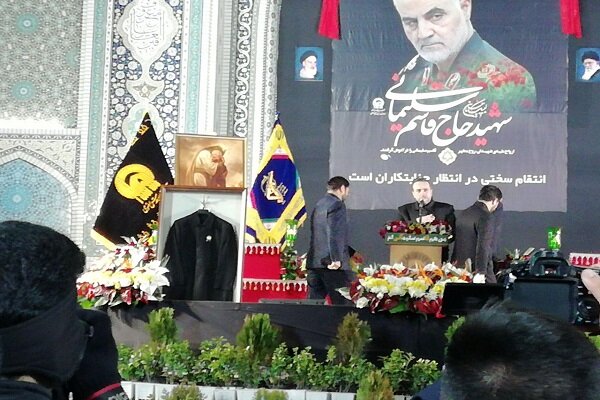 ورود پیکر شهید سردار قاسم سلیمانی به مراسم وداع در حرم رضوی ورود پیکر شهید سردار قاسم سلیمانی به مراسم وداع در حرم رضوی