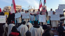 جمعی از مردم تهران، «کفن پوش» در مراسم تشییع شهید سلیمانی شرکت کردند
