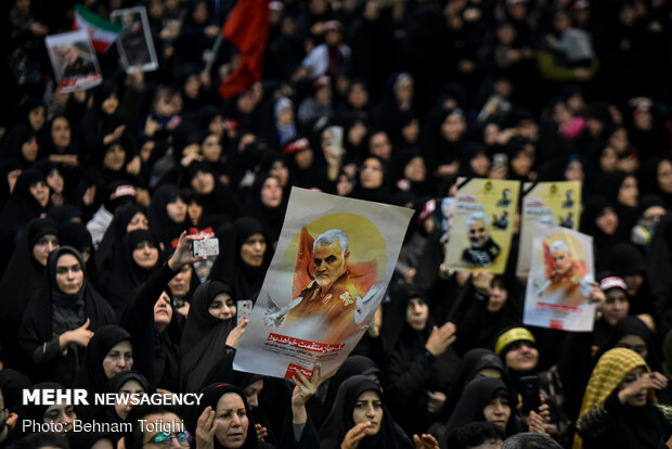 Massive turnout of mourners in Tehran’s Mosalla for funeral procession of Gen. Soleimani