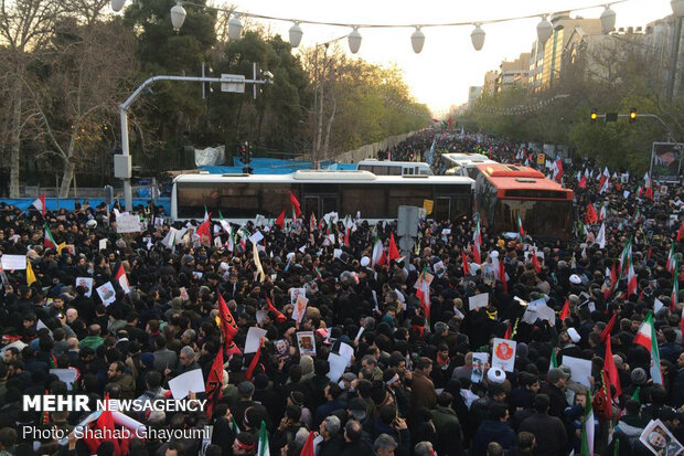 حشود غفيرة في طهران تشارك في تشييع جثماني الشهيدين "سليماني" و"المهندس"