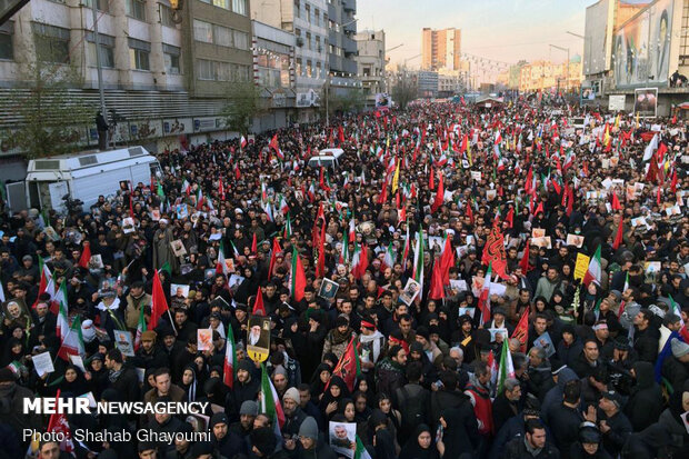 حشود غفيرة في طهران تشارك في تشييع جثماني الشهيدين "سليماني" و"المهندس"