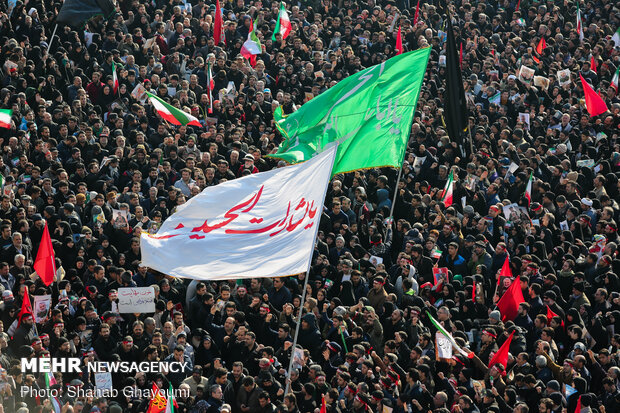 حضور بی نظیر مردم انقلابی در انتظار سردار قاسم سلیمانی