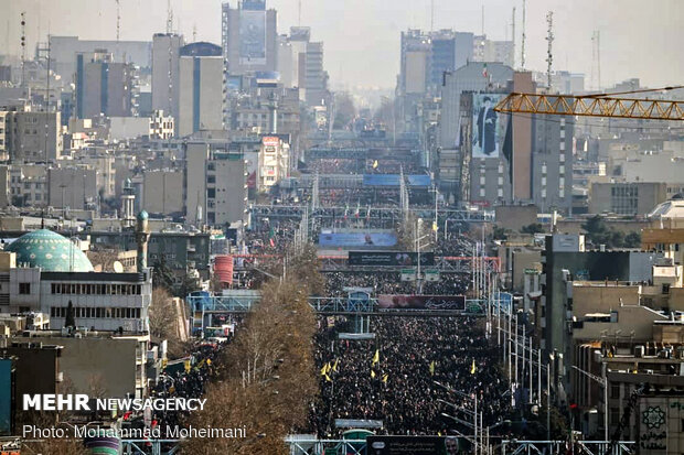 صور من ملحمة الشعب الايراني من أعلى برج "آزادي" غرب العاصمة طهران 