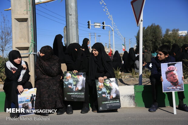 Mourning people in Qom waiting funeral procession of Gen. Soleimani