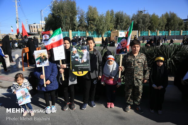 Mourning people in Qom waiting funeral procession of Gen. Soleimani