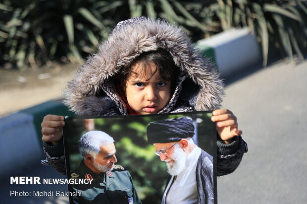 Mourning people in Qom waiting funeral procession of Gen. Soleimani