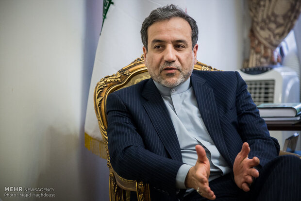 Araghchi calls on intl. community to deal with US illegal sanctions on Iran