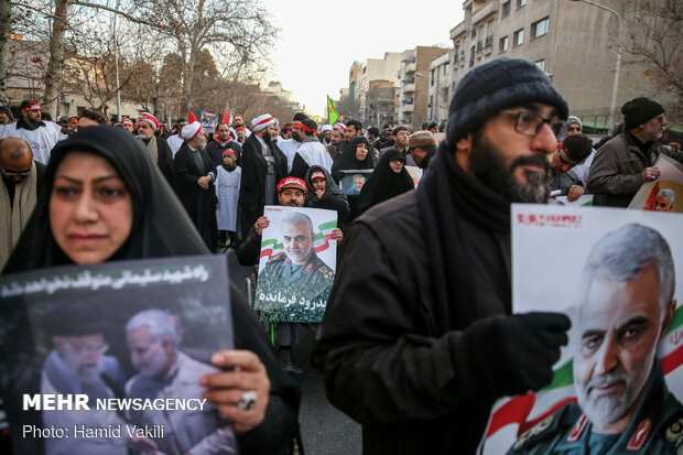 مراسم تشییع شهید سپهبد حاج قاسم سلیمانی و هم‌رزمانش در Packed crowds attend funeral procession of Lt. Gen. Soleimani in Tehran
