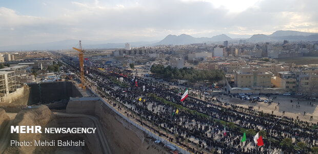 مردم عزادار قم در انتظار تشییع پیکر شهید سپهبد قاسم سلیمانی