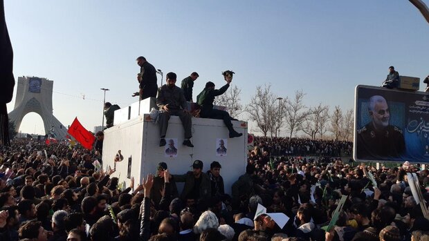 جثامين شهداء القصف الامريكي تصل الى ساحة "آزادي" غرب طهران