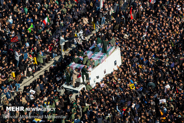 حشود غفيرة في طهران تشارك في تشييع جثماني الشهيدين "سليماني" و"المهندس" (2)