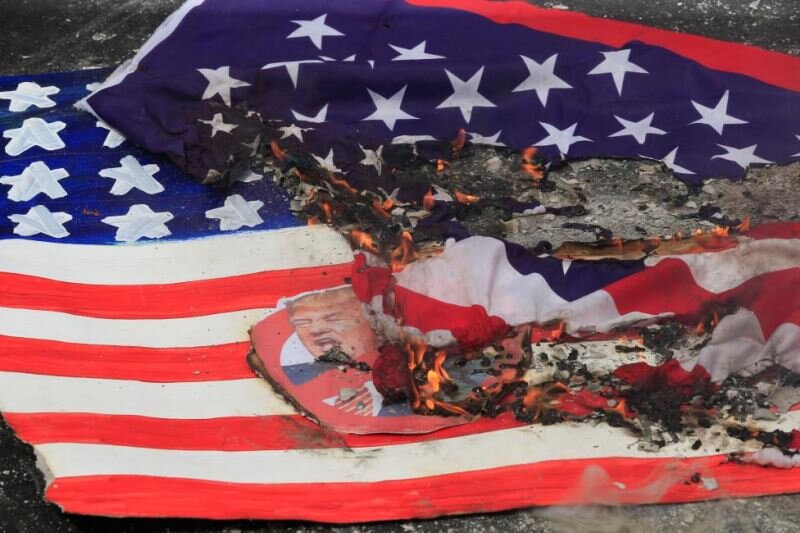 پرچم آمریکا و اسراییل در آتش خشم مردم شهرستان صحنه سوخت