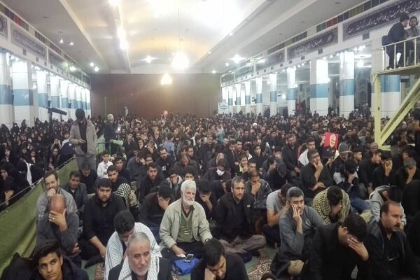 حضور گسترده عزاداران سردار شهید سلیمانی در مصلای کرمان
