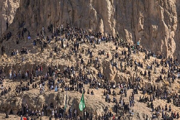 ازدحام شدید جمعیت در دامنه کوه های مشرف بر گلزار شهدا