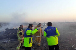 آتش در محل سقوط هواپیما همچنان زبانه می کشد