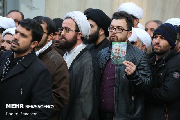 Leader receives thousands of people from Qom
