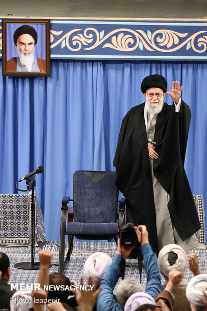 Leader receives thousands of people from Qom
