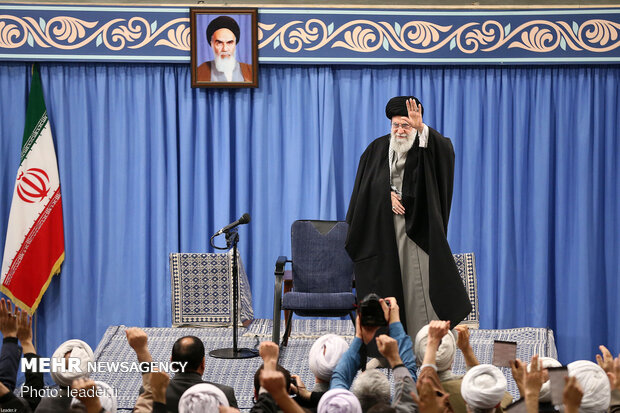 Leader receives thousands of people from Qom
