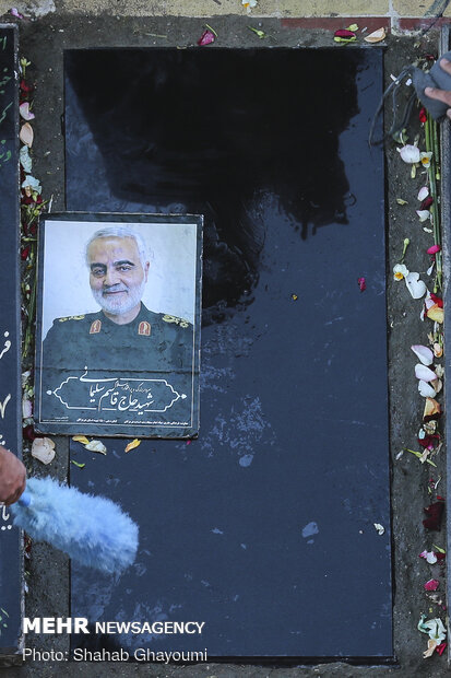 People pay homage to ‘general of hearts’