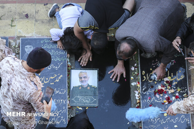 People pay homage to ‘general of hearts’