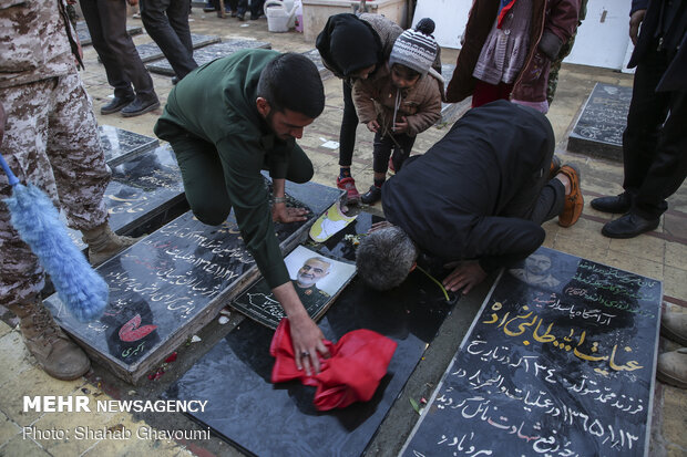 People pay homage to ‘general of hearts’