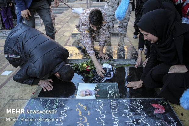 People pay homage to ‘general of hearts’