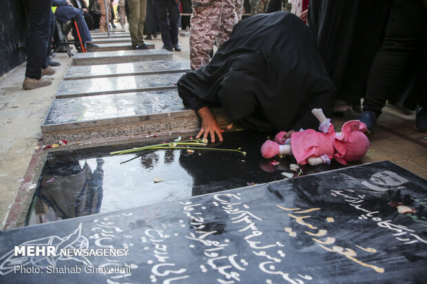 People pay homage to ‘general of hearts’