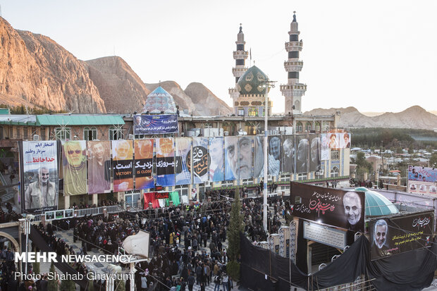 People pay homage to ‘general of hearts’