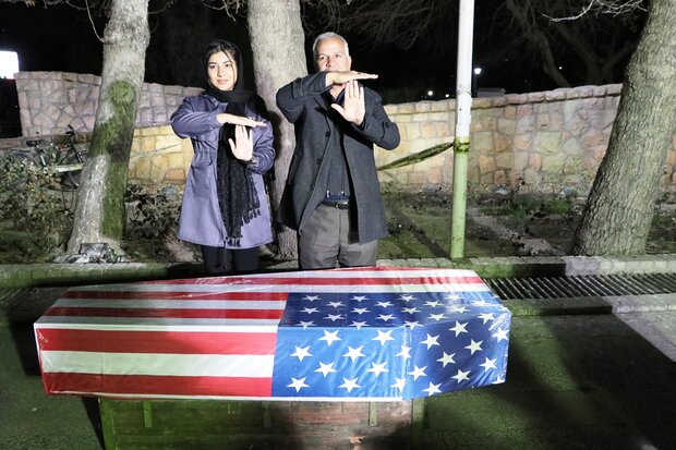 عکس یادگاری مردم مشهد با تابوت نمادین تروریست‌های آمریکایی