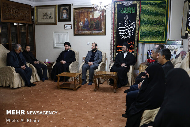 Senior Iraqi cleric leader Hakim visits family of martyr Gen. Soleimani