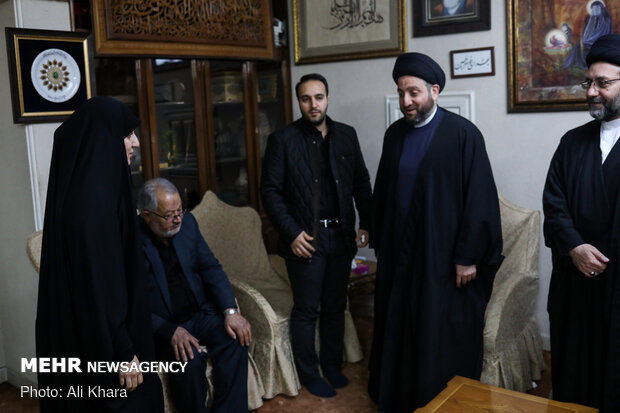 Senior Iraqi cleric leader Hakim visits family of martyr Gen. Soleimani