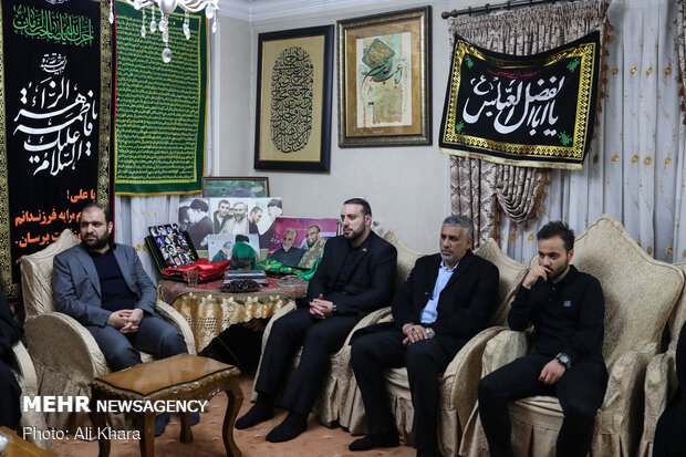 Senior Iraqi cleric leader Hakim visits family of martyr Gen. Soleimani