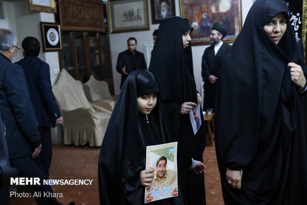 Senior Iraqi cleric leader Hakim visits family of martyr Gen. Soleimani